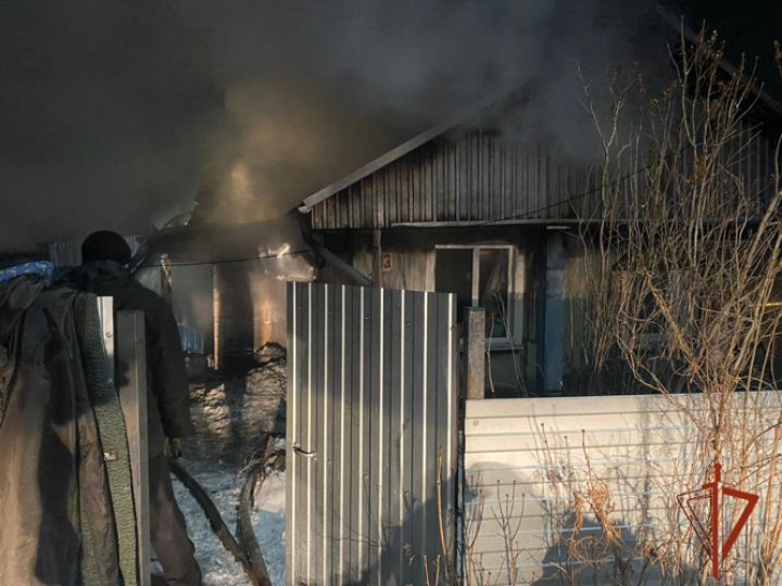 Две жительницы Кузбасса оказались в опасности из-за возгорания дома