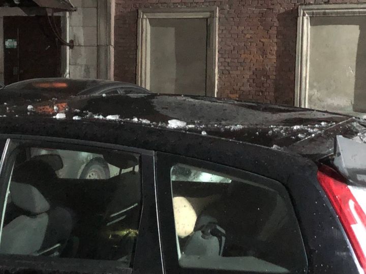 Упавший с крыши снег повредил припаркованный возле дома автомобиль в Новокузнецке