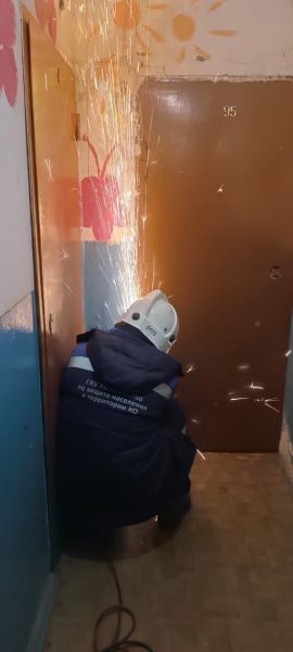 Спасатели в Кузбассе спилили металлическую дверь в квартиру ради помощи пенсионерке