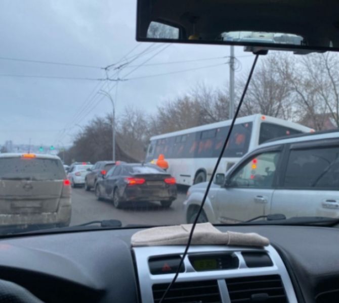 Пассажирский автобус вылетел с дороги в Кемерове