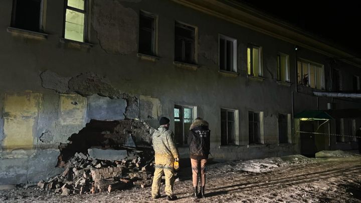 Правоохранители начали проверку после частичного обрушения стены дома в кузбасском городе