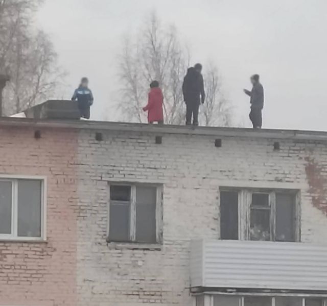 Дети в кузбасском городе устроили опасные игры на крыше