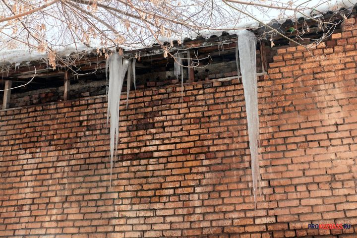 Момент падения льда на тротуар с детьми в Новокузнецке попал на видео