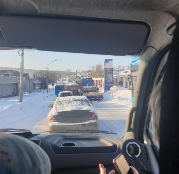 «Стоит намертво»: огромная пробка парализовала движение по оживленной дороге в Новокузнецке
