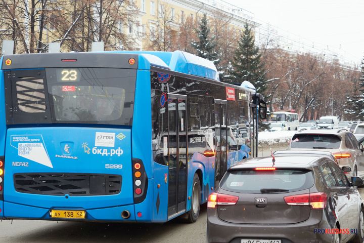 Момент столкновения автобуса с легковушками в Новокузнецке попал на видео