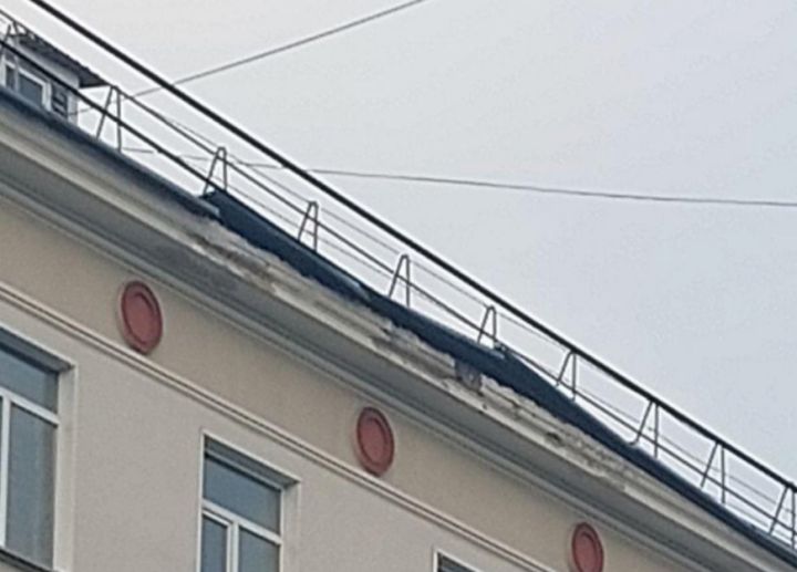 Ветер «приподнял» крышу многоквартирного дома в Новокузнецке 