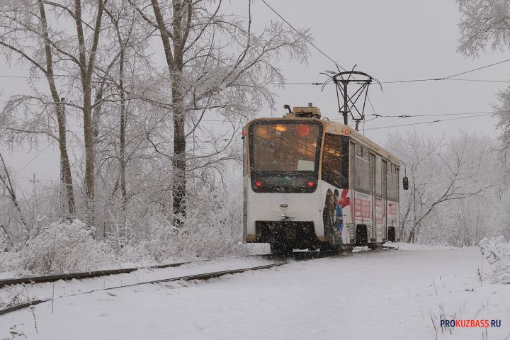 Сошедший с рельсов вагон ограничил движение трамваев в центре Новокузнецка