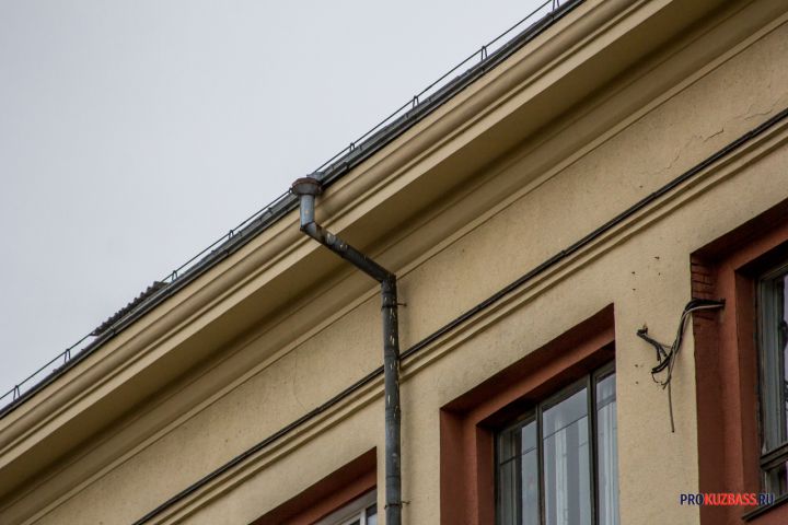 Кирпичи упали с крыши дома на тротуар с ребенком в центре Новокузнецке