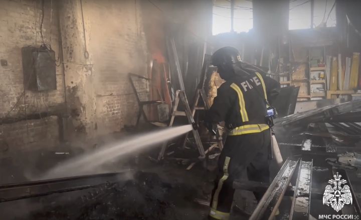 Более 20 огнеборцев тушили пожар на складе пиломатериалов в Кемерове