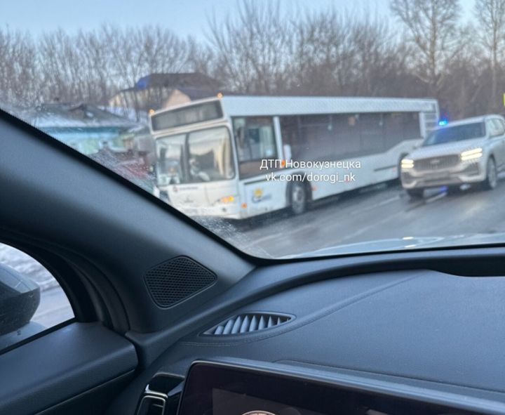 Соцсети: автобус сбил пенсионерку рядом с пешеходным переходом в Новокузнецке