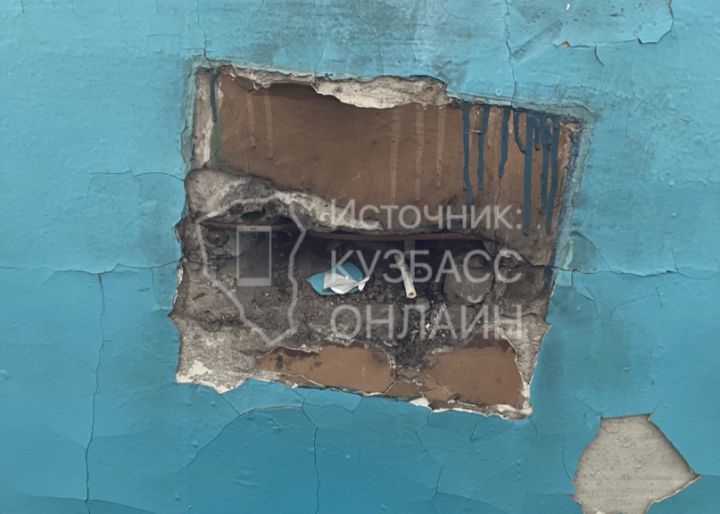 Жители кемеровской пятиэтажки пожаловались на появление дыры в стене дома 