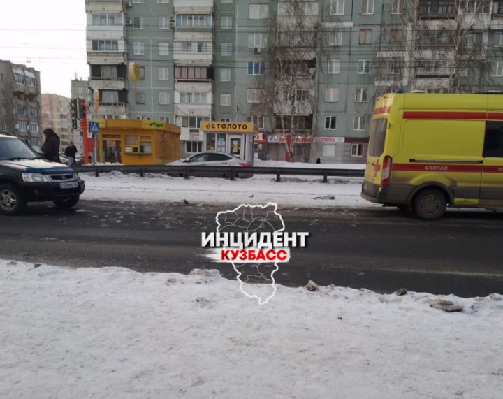 Момент наезда машины на перебегавшую дорогу женщину у ТЦ в Кемерове попал на видео