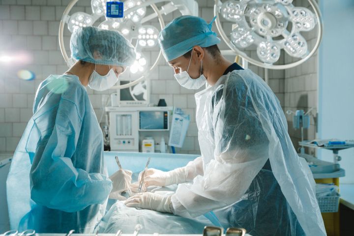 Хирурги клиник СибГМУ удалили пациентке гигантскую ущемленную пупочную грыжу