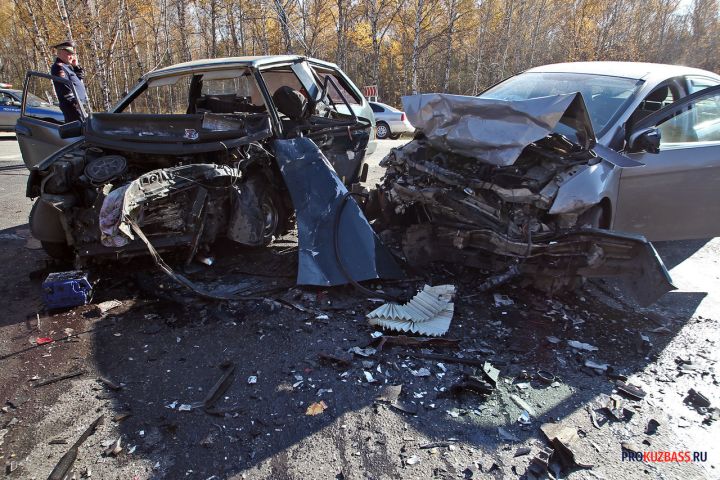 Легковушка влетела в припаркованный в районе ТРЦ грузовик в Новокузнецке