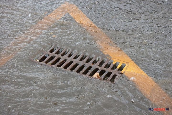 «Придется запасаться лодками»: вода затопила улицы в зоне реновации в Кемерове из-за коммунального ЧП