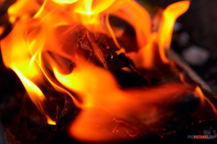 Огонь охватил дом в кемеровском частном секторе