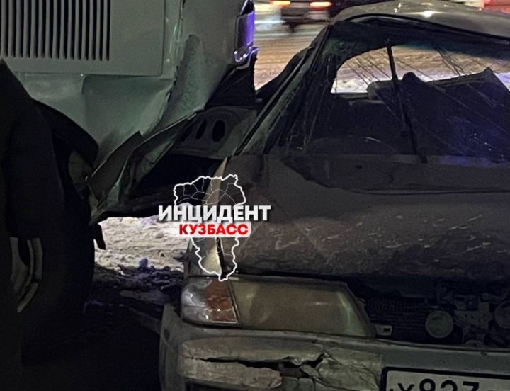 Маршрутка с пассажирами на скорости снесла легковой автомобиль в Кемерове