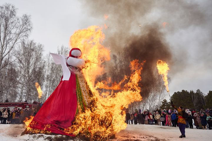 Конкурсы, блины и сожжение чучела: кузбассовцы с размахом проводили зиму в последний день Масленицы