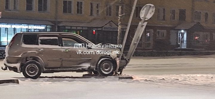 Момент странного ДТП с влетевшим в знак автомобилем в Новокузнецке попал на видео