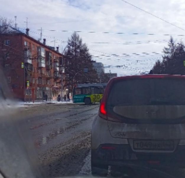 Вставший без электричества троллейбус затруднил движение на перекрестке в центе Кемерова