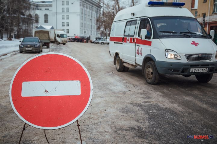 Момент наезда машины скорой помощи на бабушку в Новокузнецке попал на камеру