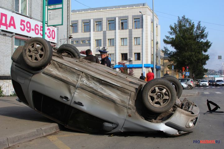 Легковушка перевернулась на крышу после ДТП в Кузбассе