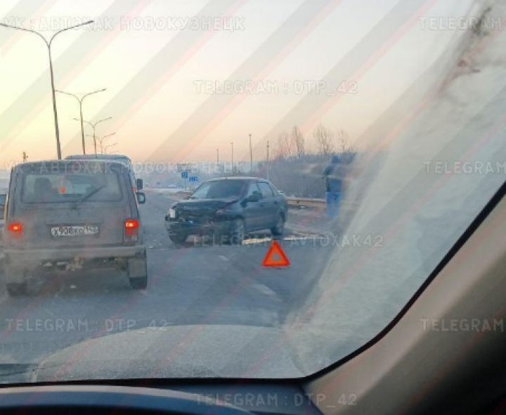 Легковушка получила сильный урон в ДТП на шоссе в Новокузнецке