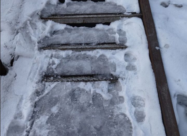 «На попе ездим»: кемеровчане пожаловались на покрытую льдом лестницу на пути в школу и детсад