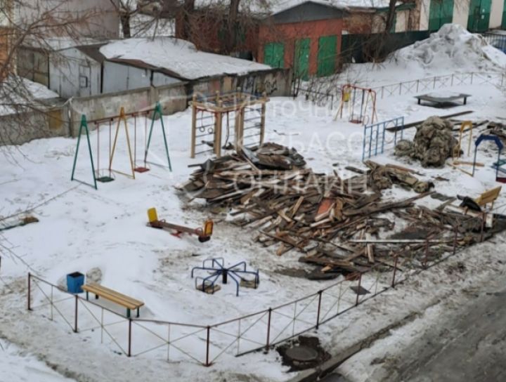 Дети в Кемерове устроили игры на дороге из-за заваленной мусором детской площадки 