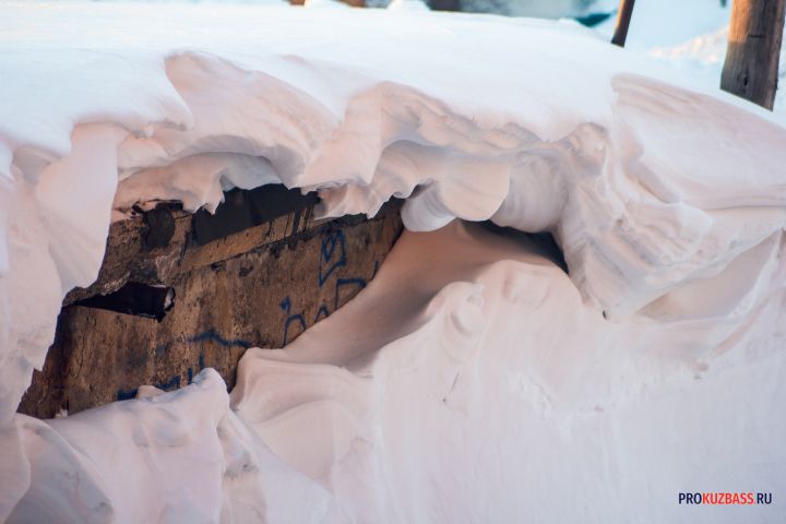 «Снег практически до второго этажа»: жители кузбасского города пожаловались на неубранные сугробы