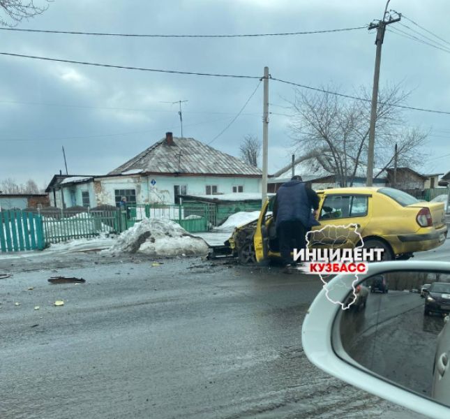 Желтая легковушка получила сильный урон в ДТП в Кемерове