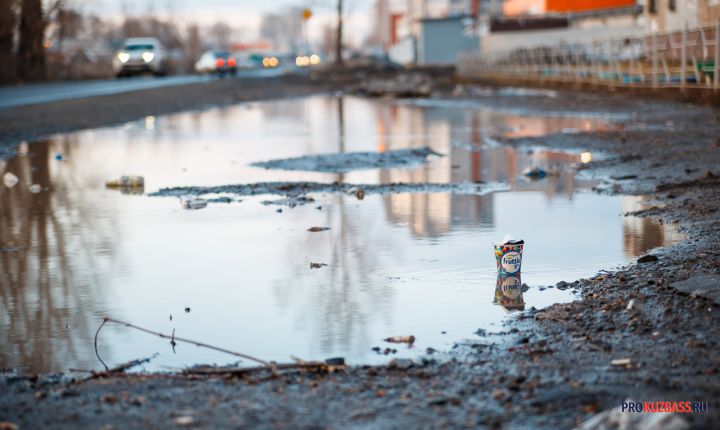Талая вода затопила дорогу возле новой поликлиники в Новокузнецке
