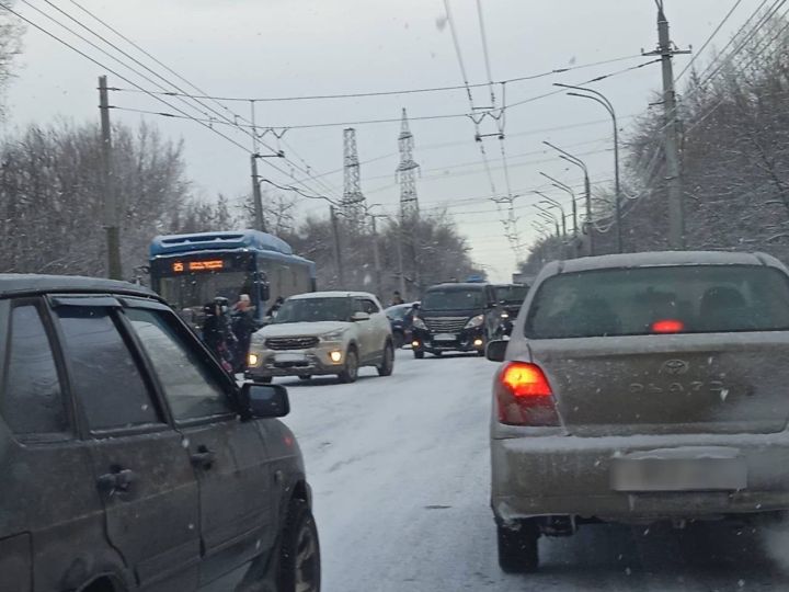 ДТП с городским автобусом ограничило проезд на шоссе в Новокузнецке