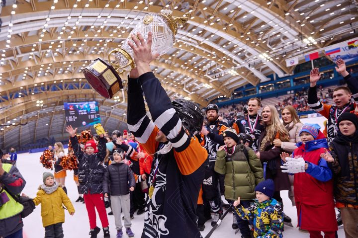 «Кузбасс»-чемпион: кемеровские хоккеисты взяли золото первенства России по хоккею с мячом 