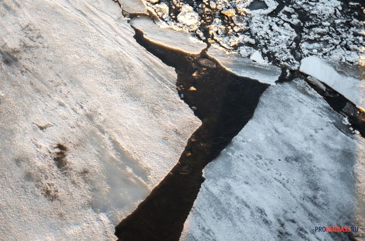 Специалисты подорвали лед на одной из рек в Кузбассе