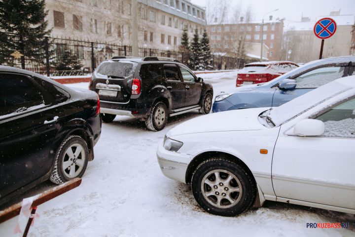 Сильные пробки сковали дороги в Кемерове снежным утром в час пик 