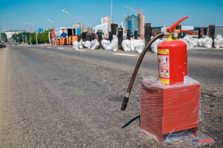 Свалка огнетушителей появилась в частном секторе Новокузнецка