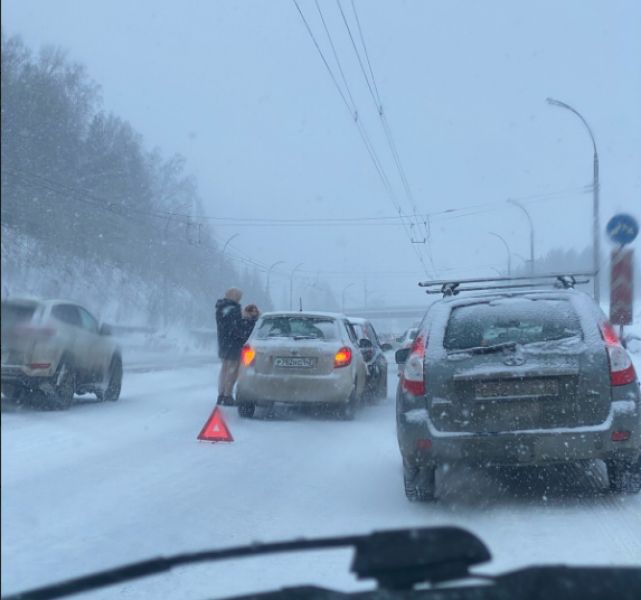 Авария с легковушками произошла посреди оживленной улицы в Кемерове