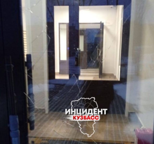 Пара повредила входную дверь многоквартирного дома в Кемерове 
