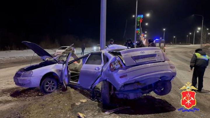 Три человека пострадали в смертельном ДТП с разорванной пополам легковушкой на шоссе в Новокузнецке