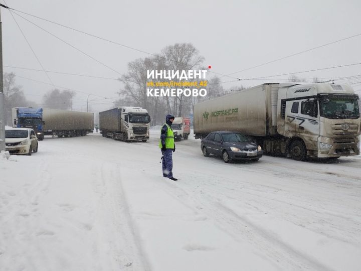 Фуры парализовали движение авто на правом берегу Кемерова 