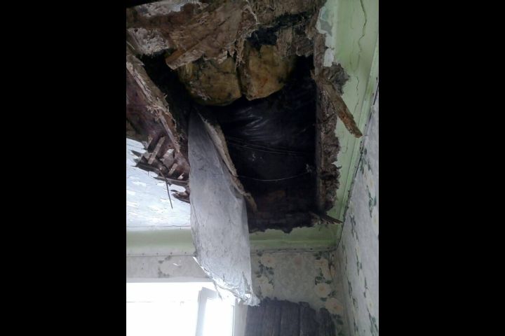 Потолок частично обрушился в аварийном многоквартирном доме в Новокузнецке