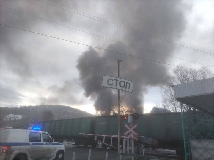 Пламя охватило дом и гараж в кузбасском поселке
