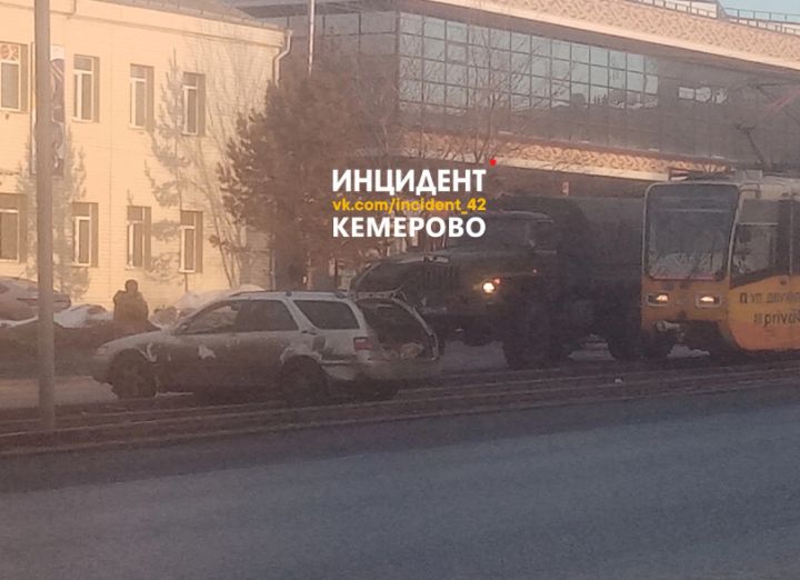 Легковушка заблокировала рельсы из-за ДТП в центре Кемерова