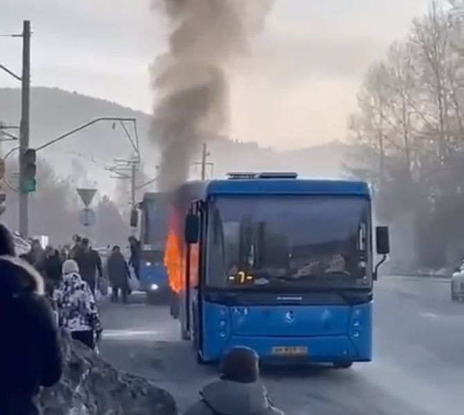 Огонь охватил автобус с пассажирами в кузбасском городе