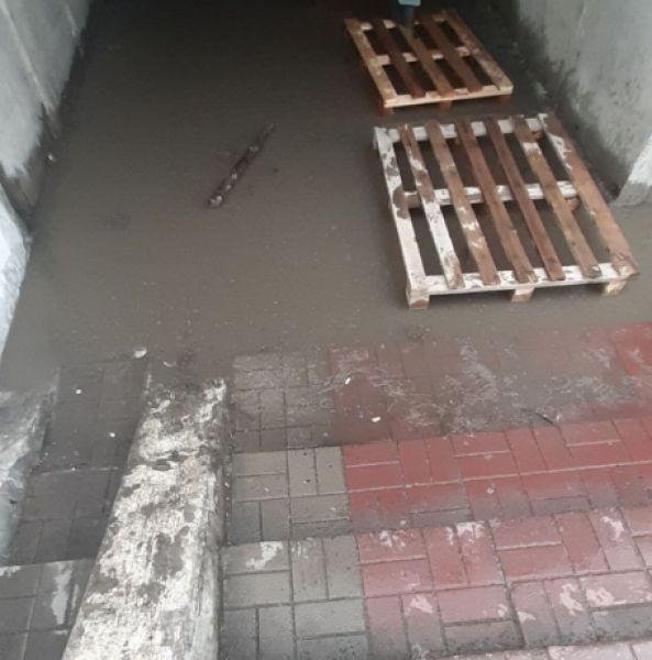 Подземный переход в Новокузнецке оказался затоплен талой водой