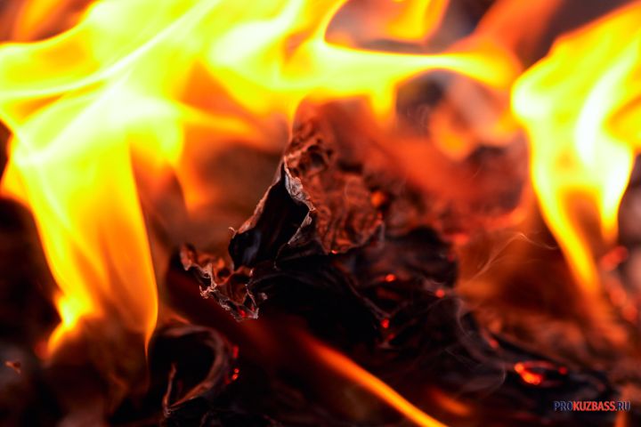 Грузовик загорелся на проспекте в кузбасском городе