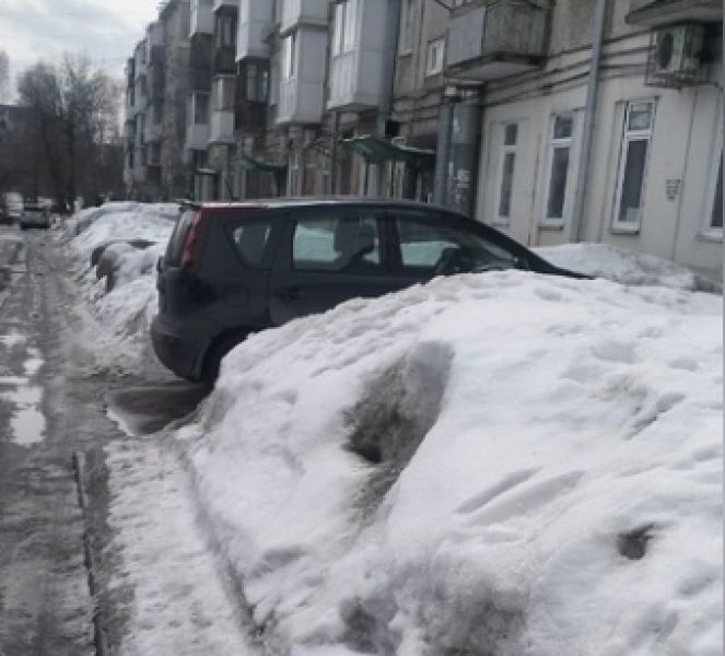 Бросивший машину у подъезда «король парковки» вызвал гнев у кемеровчан