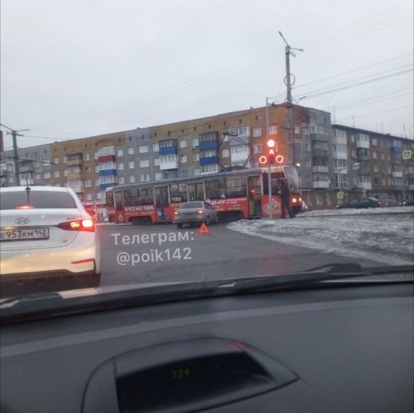 Легковушка столкнулась с трамваем в Кузбассе