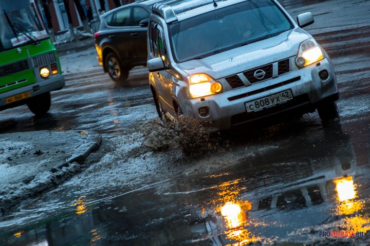 Улица в кузбасском городе частично ушла под воду